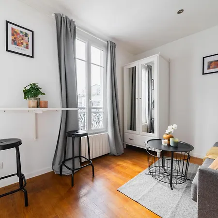 Cosy Batignoles Apartment